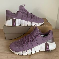 Preowned in good condition 
No box
Item has signs of wear- It is not new
PLEASE VIEW ALL PHOTOS 


BN1099. #271 Nike Free Metcon, Nike Metcon, Women Sneakers, Nike Free, Womens Sneakers, Nike Women, Violet, Nike, Signs