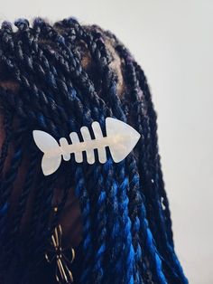 Fishbone Hair Clip Alligator Clip Crafts, Fish Bone Hair Clip, Octopus Clip Hairstyles, Weird Hair Accessories, Bug Hair Clips, Ocean Themed Accessories, Character Accessories Ideas, Fun Hair Clips, Ceramic Hair Clips