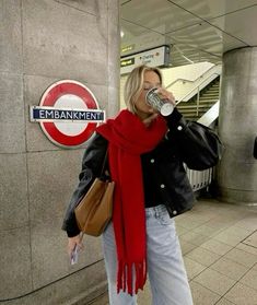 Red Scarf Outfit, December Outfits, Looks Pinterest, Europe Outfits, London Outfit, Elegante Casual, Outfit Trends, Trendy Fall