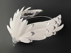 A unique tiara made from a natural feather, coated with liquid plastic at the ends and painted with chrome-plated silver paint. The center of the crown is decorated with a metal element with a pendant. This headpiece will complement any White Swan, White Raven, White Eagle, Firebird, Bird of Paradise, Phoenix or Goddess costume you desire. It will be a great addition to a photo shoot, festival or party, Halloween party. The headpiece is attached to the hair with hair clips and elastic band. The White Swan Headpiece, Feather Costume Ideas, Feather Headpiece Diy, Raven Headpiece, Swan Costume Diy, Unique Crowns, Swan Headpiece, Bird Headdress, Bird Headpiece