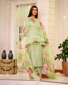 Casual Bridal Dress, Churidar Designs, Simple Kurta Designs, Designer Kurti Patterns, Womens Trendy Dresses, Casual Indian Fashion, Pakistani Dresses Casual, Long Dress Design, Beautiful Pakistani Dresses