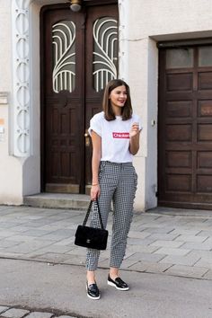 10 Pantalones que puedes usar este verano para librarte de los acalorados jeans | OkChicas Casual Friday Outfit, Checkered Pants, Casual Outfits For Teens, Europe Outfits, Outfits 2017, 2017 Fashion Trends, Elegante Casual, Interview Outfit, Summer Fashion Trends