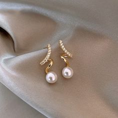 Gold Earing, Geometric Spiral, Pearl Earrings Designs, Long Pearl Necklace, Pearl Pendant Earrings, Gem Earrings, Gold Rings Fashion, Spiral Design, Gold Earrings Designs