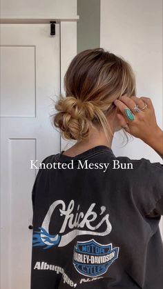 Knotted Messy Bun Save & try 🫶🏼 Lots of dry texture spray is a game changer for this look ~ my fav products are linked in my “links”… | Instagram Easy Messy Bun For Medium Hair Wedding, How To Put Up Long Hair Messy Buns, Easy Hairstyles For Updos, Easy And Cute Hair Styles, Different Hair Buns, Messy Low Bun With Claw Clip, Easy Long Updo, Messy Easy Bun, Hair Up For Concert