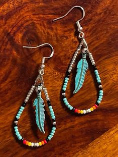 Adjustable Dangle Feather Jewelry, Festival Feather Dangle Jewelry, Earrings Patterns, Bead Ideas, Beaded Earrings Patterns, Homemade Jewelry, Beaded Hoop Earrings, Beaded Hoops, Earring Patterns