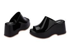 Throwback style meets current trends—that’s just how the Patty rolls. Lightweight and streamlined with a wide strap and a peep toe, these platform mules are true attention seekers, and the contrasting sole detail amps up the cool factor. Made from our revolutionary Melflex® PVC plastic, you enjoy more flexibility and comfort. Plus, they’re 100% recyclable.