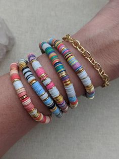 Heishi Bracelet Ideas, Bracelets Heishi, African Bangles, Heishi Jewelry, Heishi Bracelets, Vinyl Disc, Heishi Bracelet, Homemade Bracelets, Preppy Bracelets