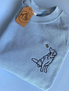 Spring Golden Retriever Outline Sweatshirt - Gifts for goldie owners and lovers. Unisex Embroidered golden retriever  sniffing a bumblebee or butterfly. Unisex breed silhouette line drawing embroidered sweater for dog lovers. The perfect valentines, birthday, Christmas, just because gift for dog lovers and owners! This outline style is perfect for goldie  owners with dogs of any colour or markings! Chose between the lilac butterfly or the bumblebee for extra cuteness! The embroidery is to the le Sweatshirt Embroidery Ideas, Golden Retriever Outline, Lilac Butterfly, Embroidery Dog, Bunny Embroidery, Basic Embroidery, Valentines Birthday, Embroidery Tshirt, Basic Embroidery Stitches