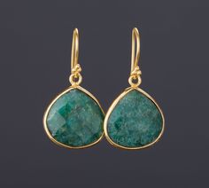 A pair of emerald stones set in gold plated bezel: 1. Stone : emerald 2. Stone size: heart 20 x 20 mm pear 25 x 20 mm 3. earring total length ~ 36 mm (heart) or 42 mm (pear) 4. bezel material: gold plated 5. earring wire: gold plated 6. if sending as a gift, a custom jewelry card printed with your own personalized message can be included. Packaged in my shop's premium gift box. Earrings of other stones/in other colors are available. Please browse my other earring listings or send you inquiry. Green Emerald Teardrop Earrings, Emerald Drop Gemstone Earrings, May Birthstone Teardrop Earrings, Green Pear-shaped Gemstone Earrings, Pear-shaped Green Gemstone Earrings, Pear-shaped Emerald Green Earrings, Green Teardrop Earrings With Ear Wire For Gift, Green Teardrop Earrings As Gift, Green Teardrop Earrings For Gift