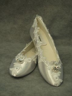 Victorian style Flat Shoes Gorgeous flat shoes decorated with fine white American lace Pearls & Glass Crystals Retro Victorian - Modern look, I'm very pleased with my new design! I only have so many yards, order as soon as you fall in love with them ;0 FINAL SALE! EVERY SHOES ORDER IS HAND DYED AND/OR EMBELLISHED IN ORDER OF ARRIVAL THEREFORE, SHOES CAN NOT BE RETURNED OR EXCHANGED BECAUSE THEY ARE SPECIALLY FOR YOU; PLEASE CONFIRM YOUR SIZE WITH MEASURING GUIDE IN THE PICTURE, SELLER IS NOT Wedding Flat Shoes, Victorian Flat, Wedding Victorian, Victorian Shoes, White Flat Shoes, Dr Shoes, Wedding Shoes Flats, Wedding Flats, Victorian Wedding