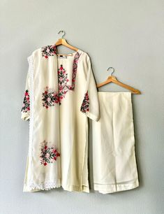 This beautiful ivory and floral kurta set will add elegance and comfort to any occasion. It is in size XXL (India). Set comes with top, pants, and dupatta. Off-white Palazzo Set With Dupatta And Straight Kurta, White Mulmul Palazzo Set For Designer Wear, Bollywood Style Floral Embroidery Pant Set For Eid, Bollywood Pant Set With Floral Embroidery For Eid, Bollywood Style Floral Embroidered Pant Set For Eid, Off White Embroidered Palazzo Set With Straight Kurta, Cream Cotton Palazzo Set For Wedding, Designer Cotton Off White Palazzo Set, Bollywood Style Floral Embroidery Palazzo Set For Spring