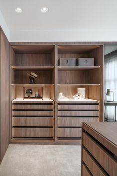 Won’t any space gain from this boutique look and feelkolenik walkincloset interior design by @studiolinse Organic Modern Closet, Modern Walk In Wardrobe, Wooden Wardrobe Ideas, Oak Closet, Custom Closet Ideas, Room Wardrobe Design, Wardrobe Internal Design, Elegant Closet, Bedroom Storage Ideas