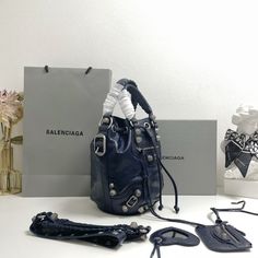 Balenciaga 's popular "Le Cagole" series is a modern interpretation of its "City" handbags - reshaped into a bucket bag design to inject a new soul into it. The large size adds two round top handles, combining classic and Modern trends are perfectly integrated. On the basis of retaining the original DNA of the motorcycle bag's flat rivets, delicate buckles and tassel zippers, it adds adjustable woven shoulder straps and a cute and playful heart-shaped mirror, which perfectly softens the neutral temperament of the original version. .
Original burst sheepskin imported from Italy (explosion fine lines can be seen)
Large Size: 30*23*17cm Designer Bucket Bag For Daily Use, Luxury Blue Bucket Bag With Double Handle, Rectangular Travel Bucket Bag With Branded Hardware, Travel Shoulder Bag With Branded Hardware, Bucket Shape, Designer Bucket Hobo Bag, Travel Bucket Shoulder Bag With Branded Hardware, Designer Bucket Bag With Branded Hardware, Designer Crossbody Bucket Bag For Shopping, Designer Bucket Bag With Removable Pouch