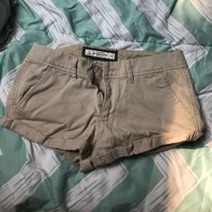 Brand New Never Worn Beige Cotton Jean Shorts, Beige Mid-rise Shorts With Pockets, Mid-rise Beige Shorts With Pockets, Mid-rise Beige Shorts For Summer, Beige Mid-rise Casual Shorts, Mid-rise Beige Summer Shorts, Casual Neutral Fitted Shorts, Fitted Casual Neutral Shorts, Casual Mid-rise Beige Shorts