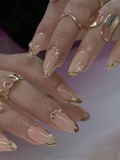 Gold Summer Nails, Cutesy Nails, Acrylics Nails, Bedroom Wall Decoration, Small Nails, Wall Decoration Ideas, 2024 Nails, Romantic Nails