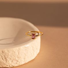 Delicado, delicado y por supuesto… ¡rosa! Ese es el trío perfecto para una apariencia suave y femenina. Nuestro anillo con esmeralda rosa rubor es elegante y perfecto para combinar con otros anillos de su colección. Quédese con un tema completamente rosa para una apariencia monocromática o combínelo con otras piedras preciosas y viva en el lado salvaje.




 Material: Plata de Ley 925 sólida de alta calidad

 Acabado: Oro 18K

 Con piedra preciosa de circonita cúbica de diamante rosa de ~ 4,5 x Delicate Pink Stackable Rings For Gifts, Feminine Pink Rings For Gift, Pink Feminine Rings For Anniversary, Feminine Pink Rings For Anniversary, Dainty Pink Stackable Promise Rings, Minimalist Pink Open Ring Jewelry, Elegant Pink Midi Rings For Anniversary, Pink Fine Jewelry For Everyday, Minimalist Pink Rings For Gift