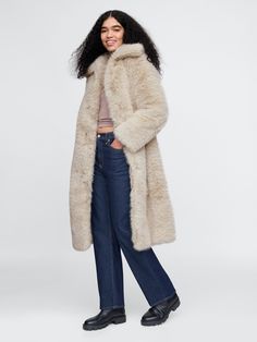 Soft faux fur coat.  Over Leopard Print Faux Fur Coat Outfit, Winter Coat Trends, Paris And Nicole, York Christmas, Xmas 2024, Pickled Veggies, Stylish Winter Outfits, Coat Trends, Nice Outfits