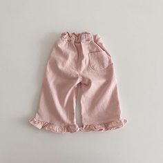 ハートのボタンとフレアシルエット 裾のフリルがキュートなボトムス👖 シンプルなワンカラーなので 色々なデザインのトップスと合わせられます‪💞 « color » pink / white « size » 80 / 90 / 100 / 110 / 120 / 130 ▽こちらの商品は【予約商品】の為15~21営業日での発送目安となります。 ▽発送状況により、お日にちが前後する可能性がございます。 ▽発送が完了しましたらショップのご登録メールアドレスに発送通知メールが送信されますので、そちらからご確認下さい。 ━━━━━━━━━━━━━━━━━━━━━ 必ずサイト内の【NOTICE】ページにある「当ショップの注意事項」をよく読んでから、ご購入をお願い致します。 ※お取り寄せ状況によっては、在庫を確保できないばあいぎございますので予めご了承くださいませ。 ━━━━━━━━━━━━━━━━━━━━━ KOHANA.SHOP公式Instagramはこちら Spring Pants, Childrens Clothes Girls, Trendy Pants, Girls Casual Dresses, Baby Outerwear, Girls Clothing Sets, Photoshoot Outfits, Casual Lace