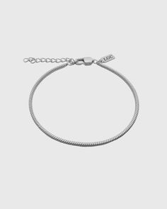 Lima is a bracelet that embodies simplicity and elegance. Crafted with a minimalist design, it features a delicate chain that adds a touch of sophistication to any look. Length: 16 cm + 4 cm adjustable Width: 1.5 mm Classic Adjustable Snake Chain Bracelets, Sterling Silver Minimalist Snake Chain Bracelet, Modern Adjustable Snake Chain Bracelet, Adjustable Modern Snake Chain Bracelet, Modern Bracelet With Adjustable Clasp For Everyday Wear, Adjustable Sterling Silver Minimalist Chain Bracelet, Minimalist Metal Charm Bracelet With Adjustable Chain, Adjustable Sterling Silver Chain Bracelet Minimalist Style, Minimalist Silver Snake Chain Bracelet