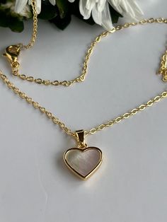 Materials: Freshwater Shell, 18k gold plated brass. Length: 44,5 cm. Gold-tone Heart Pendant Necklace, Valentine's Day Gold-plated Gold Chain Necklaces, Valentine's Day Gold-plated Gold Chain Necklace, Valentine's Day Gold Plated Gold Chain Necklace, Gold-tone Heart Pendant Necklaces, Gold-tone Plated Necklaces As Gift, Gold-tone Plated Necklaces For Gifts, Gold-tone Necklace With Plating As A Gift, Gold-tone Tarnish Resistant Necklace For Valentine's Day