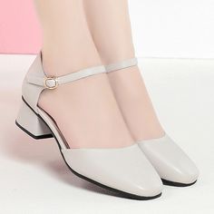 Olivia Mark - Comfortable Low-Heeled Sandals with Side Cut-Outs, Solid Color, and Thick Heels Fashion Slippers, Party Heels, Platform Mary Janes, Square Head, Fancy Shoes, Low Heel Shoes, Style Party, Brown Heels, Side Cuts