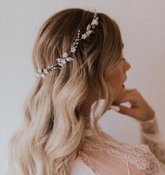 (eBay) Beautiful floral vine hand wires with countless leaves, swarovski crystals and frosted flowers. Worn once for my wedding (beautiful!). Bridal Halo Headpiece, Frosted Flowers, Untamed Petals, Pearl Bridal Headpiece, Bridal Floral Crown, Bridal Shower Activities, Bridal Halo, Bridal Heels, Bridal Headpiece