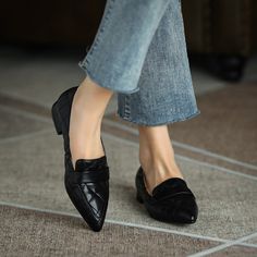 Office Slip-on Pointed Toe Loafers, Modern Patent Leather Pointed Toe Loafers, Luxury Modern Pointed Toe Loafers, Modern Black Pointed Toe Loafers, Black Pointed Toe Semi-formal Loafers, Block Heel Loafers, Classy Shoes, Pointed Toe Heels, Sewing Leather