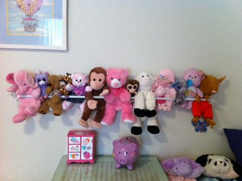 Great idea for displaying stuffed animals. All you need is a curtain rod! Thanks to Auntie Kathryn! Stuffie Display, Stuffed Animal Displays, Baby Toy Storage, Soft Toy Storage, Kids Organization, Murphy Bed Ikea, Murphy Bed Plans, Pet Organization, Girls Rooms