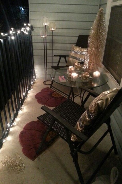 Apt balcony holiday decorations - even for those who live in apartments - grab some large branches, stick in a bucket of sand put lights on Instant tree on your balcony #small_space_inspiration Balkon Decor, Apartment Entryway, First Apartment Decorating, Apartment Decoration, Dekorasi Kamar Tidur, Apartment Patio, Small Apartment Decorating, Apartment Life, Apartment Balcony Decorating