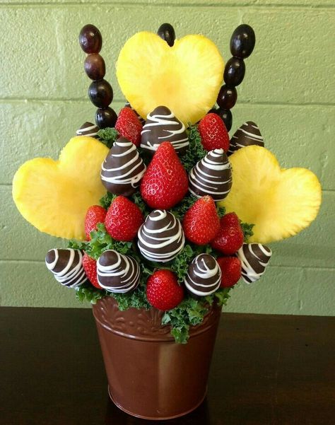 Edible Arrangements Diy, Fruit Bouquet Ideas, Edible Fruit Arrangements, Fruit Bouquet, Chocolate Covered Strawberries Bouquet, Fruit Creations, Edible Bouquets, Diy Edible, Chocolate Covered Fruit