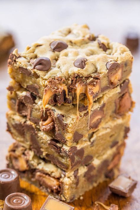 Rolo Chocolate Chip Blondies - Averie Cooks Rolo Blondies, 8x8 Desserts, Engagement Bbq, Rolo Chocolate, Rolo Cookies, Chocolate Chip Blondies, Averie Cooks, Gooey Caramel, Caramel Chocolate