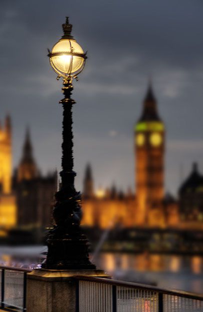 shallow depth of field, night scene Depth Of Field Photography, Aperture Photography, Creative Landscape, Landscape Photography Tips, Landscape Designs, Houses Of Parliament, Fields Photography, Depth Of Field, City Photography