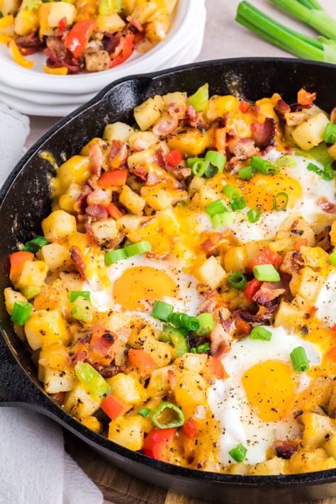 This delicious one-pan breakfast skillet recipe is so easy to make. It includes bacon, potatoes, vegetables, cheese, and a selection of delicious seasonings. If you're stuck for breakfast or brunch ideas, you must try this delicious breakfast skillet recipe! You can mix and match what goes in there, swapping the bacon for sausage, the bell pepper for mushrooms or spinach, or trying different types of cheese. Spoil the family by whipping up this amazing breakfast skillet recipe. They'll love it! Vegetarian Breakfast Skillet, Breakfast Skillet Healthy, Easy Breakfast Skillet, Different Types Of Cheese, Breakfast Skillet Recipes, Eggs Potatoes, Bacon Potatoes, Potatoes Vegetables, Skillet Potatoes