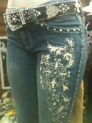 Love those jeans Bedazzled Jeans, Bling Jeans, 2000s Fashion Outfits, Fashion Jeans, Fashion Tips For Women, 2000s Fashion, Dream Clothes, Ladies Fashion, Look Cool