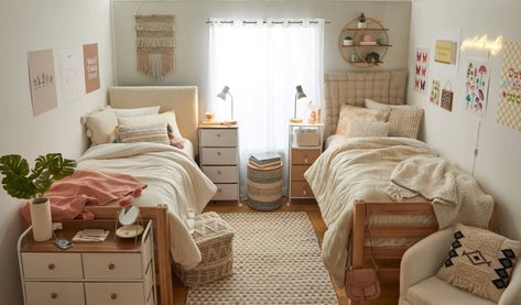 Bohemian College Dorm, Aesthetic Dorm Rooms For Two, Neutrals Room Aesthetic, College Dorm Room Ideas Minimalist Cozy, Twin Dorm Room Ideas, Aesthetic Shared Room, Dorm Room Set Up Ideas, Aesthetic Dorm Room Ideas Two People, Light Pink And Green Dorm Room