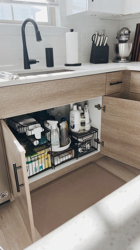 Spice Organization Aesthetic, Clean Small Kitchen, Apartment Kitchen Sink Decor, First Home Ideas Decor Cheap, Open Shelf Bathroom Organization, Clean Storage Ideas, Kitchen Apartment Inspiration, Mini Kitchen Organization, Aesthetic Kitchen Sink Area