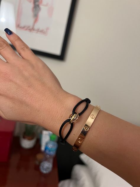 Trinity Cartier, Cartier Trinity Bracelet, Jewelry Logo Ideas, Pandora Bracelet Charms Ideas, Trinity Bracelet, Ankle Jewelry, Jewelry Logo, Classy Jewelry, Bangle Bracelets With Charms