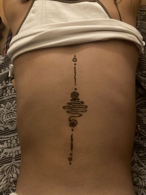 Henna Spirals on her back Night creativity india hippie mandala Henna Hip Designs, Nontraditional Henna Designs, Back Henna Design, Back Tattoos Easy, Henna Summer Tattoos, Spiral Back Tattoo, Henna Tattoo Chest, Indie Henna, Henna Chest Design