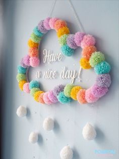 Pom Pom Wall Art, Koti Diy, Diy Yarn Crafts, Pom Pom Crafts, Craft Room Decor, Diy Crafts Room Decor, Yarn Diy, Wool Crafts, Diy Creative