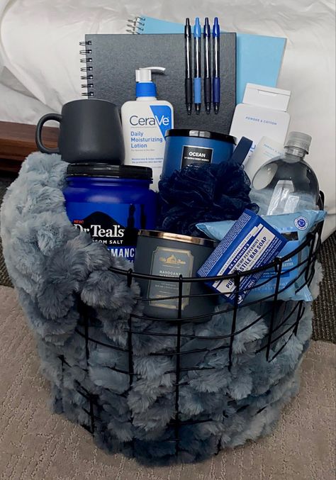 Gift Set Up For Boyfriend, Gift Basket Boyfriend Birthday, Good Birthday Presents For Boyfriends, Valentine Gift Baskets For Boyfriend, Blue Valentines Basket, Boyfriends Gift Baskets, Vday Gift Basket For Him, Bday Basket For Him, Grad Baskets For Guys