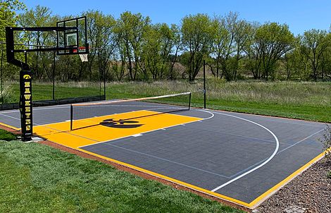 Diy Half Basketball Court, Backyard Basketball Court Dimensions, Backyard Sport Court Ideas, Diy Sports Court Backyard, Diy Volleyball Court, Pickleball Basketball Court Backyard, Diy Sport Court, Home Pickleball Court Ideas, Half Court Basketball Backyard