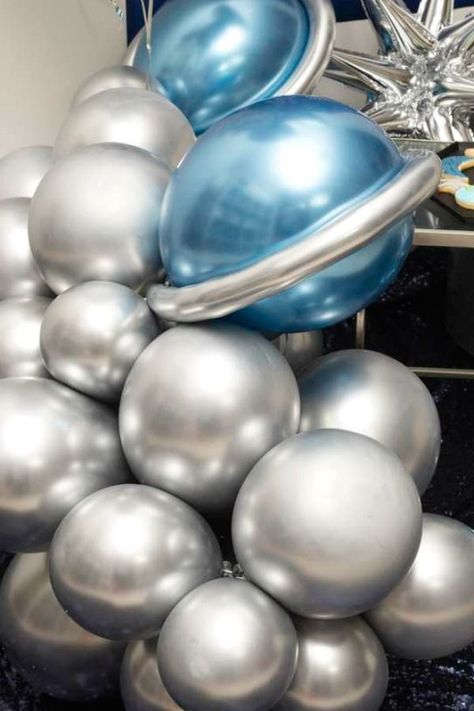 Alien Party Ideas Outer Space, Interstellar Theme Party, Futuristic Balloon Decor, Saturn Birthday Party, Sci Fi Birthday Party, Space Themed Party Decor, Space Theme Table Decor, Saturno Theme Party, Planet Party Ideas