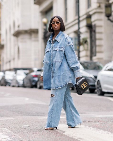 Hm Outfits, Modest Dressing, Denim Street Style, Oversized Denim Shirt, Looks Jeans, Latest Trends In Fashion, Mode Kimono, Denim Inspiration, Denim On Denim