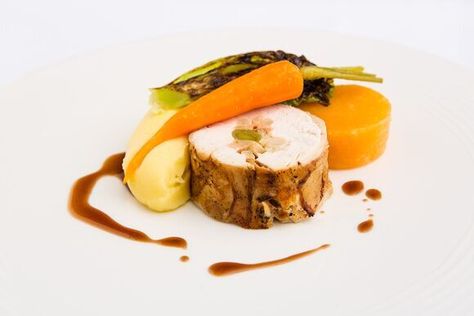 Chicken Ballotine Fine Dining, Chicken Roulade Fine Dining, Chicken Supreme Fine Dining, Chicken Ballotine Plating, Fine Dining Recipes Main Courses Chicken, Chicken Main Course Fine Dining, Fine Dining Food Plating, Chicken Roulade Plating Fine Dining, Chicken Roulade Plating