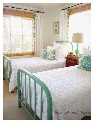 Cottage Twin Bedroom, Beach Interior Design, Hamptons Decor, Beach House Bedroom, Two Twin Beds, Deco Champetre, Twin Beds, Cottage Furniture, Twin Bedroom