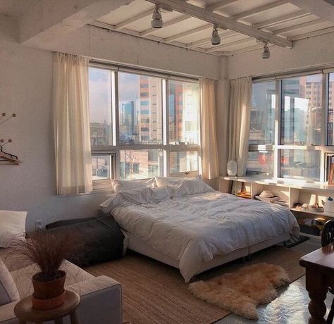 Cozy New York Bedroom, Big Room Aesthetic, Bedroom New York, Bedroom Nyc, Balcon Mic, New York Bedroom, Aesthetic Rooms, Dream Apartment, House Room