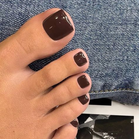 Brown Feet Pedicure, Brown Toes Acrylic, Chocolate Toenails, Kim Kardashian Pedicure, Pedicure Ideas Brown Skin, Chocolate Brown Pedicure, Pedicure Ideas Brown, Brown Pedicure Ideas Toenails, Dark Brown Pedicure