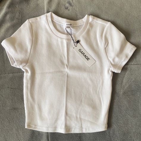 New With Tags Size Xs Basic White Cropped T Shirt Brand: Garage Clothing Cute White Crop Tops, Tshirts For Women Casual Tees, Garage Tops Clothing, Basic Tees Women, Garage Clothes, White Crop Shirt, Basic White Shirt, Cute White Shirts, Baggy Jeans For Women