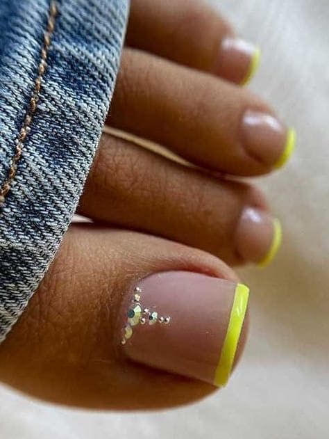 Neon Toe Nails, French Nails Design, French Toe Nails, Yellow Toe Nails, Fall Toe Nails, Simple Toe Nails, Feet Nail Design, Pedicure Designs Toenails, Pedicure Nail Designs