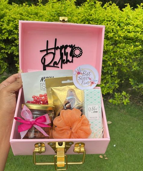 Rakhi Gift Hamper Ideas For Bhabhi, Raksha Bandhan Gift Hampers For Sisters, Rakhi Display Ideas, Rakshabandhan Gifts For Sister, Raksha Bandhan Hamper Ideas, Small Hamper Ideas, Rakhi Gift Hamper Ideas For Sister, Rakhi Chocolate Hamper, Rakhi Hampers For Sisters